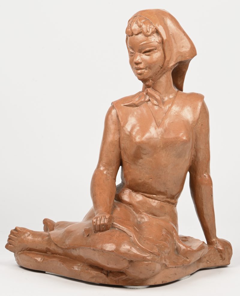 ‘Zittend meisje’, een terracotta beeld getekend Paul Sersté.