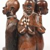 Een gebeeldhouwd houten groepje van een stamhoofd met zijn drie vrouwen. Mombassa, Kenia.