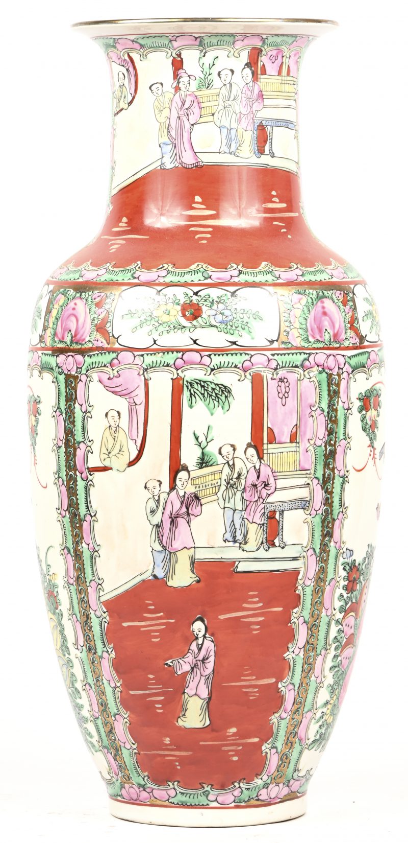 Een Chinese balustervaas van veelkleurig porselein met een decor van personages in uitsparingen. Onderaan gemerkt.