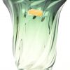 Een grote kristallen vaas, groen gekleurd in de massa. Getorst model omstreeks 1960. Gemerkt onderaan en met label. Oud etiket van Mathot Van Offelen.