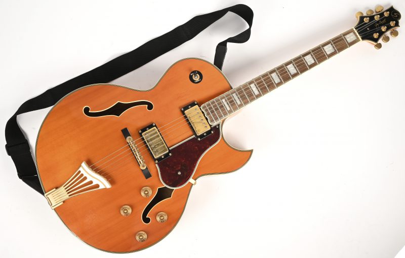 Een jazz gitaar gemerkt Samich, model “Greg Bennett”. nr JZ-3/AN. Met draagzak.