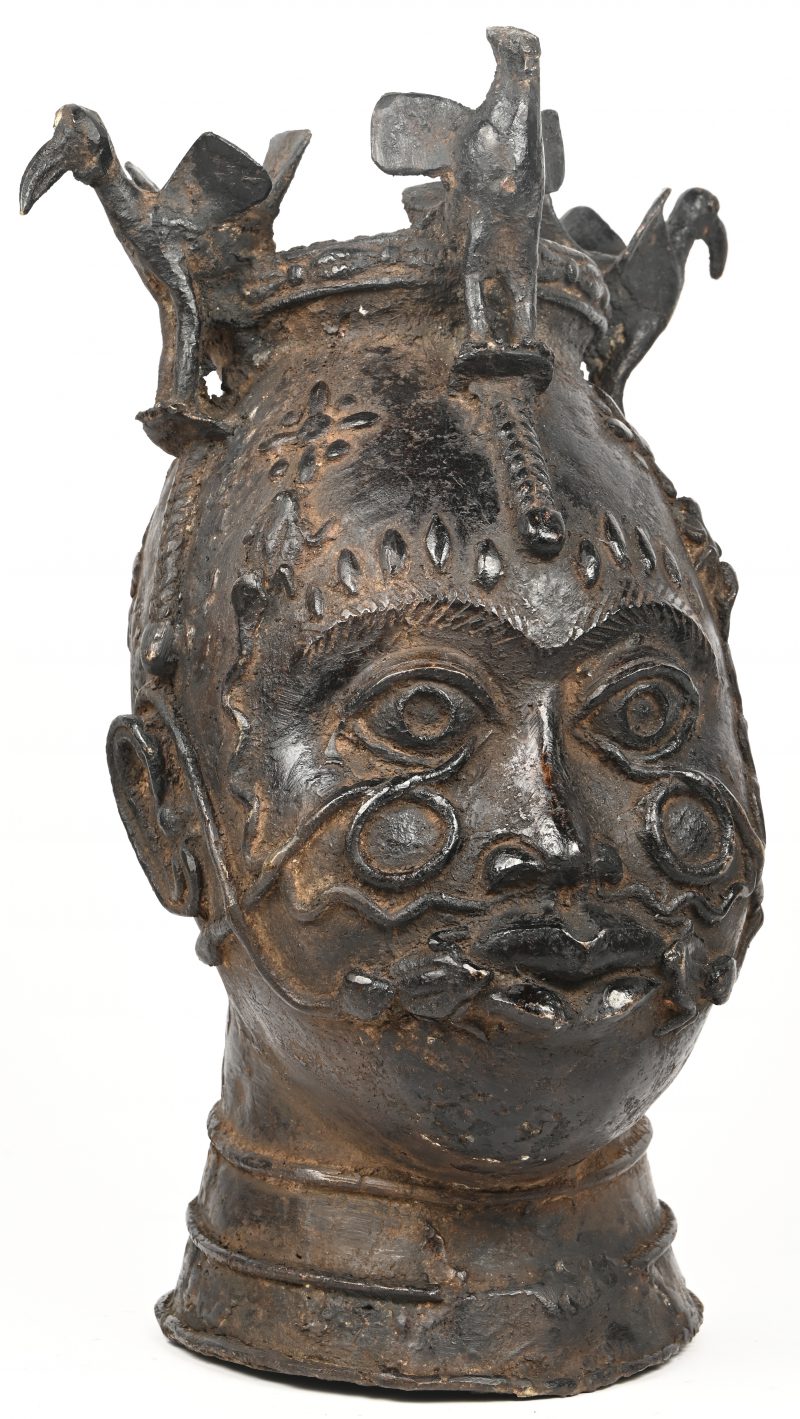 Een brons gesculpteerd Benin-hoofd met vogelkroon. Vroeg 19e eeuw.
