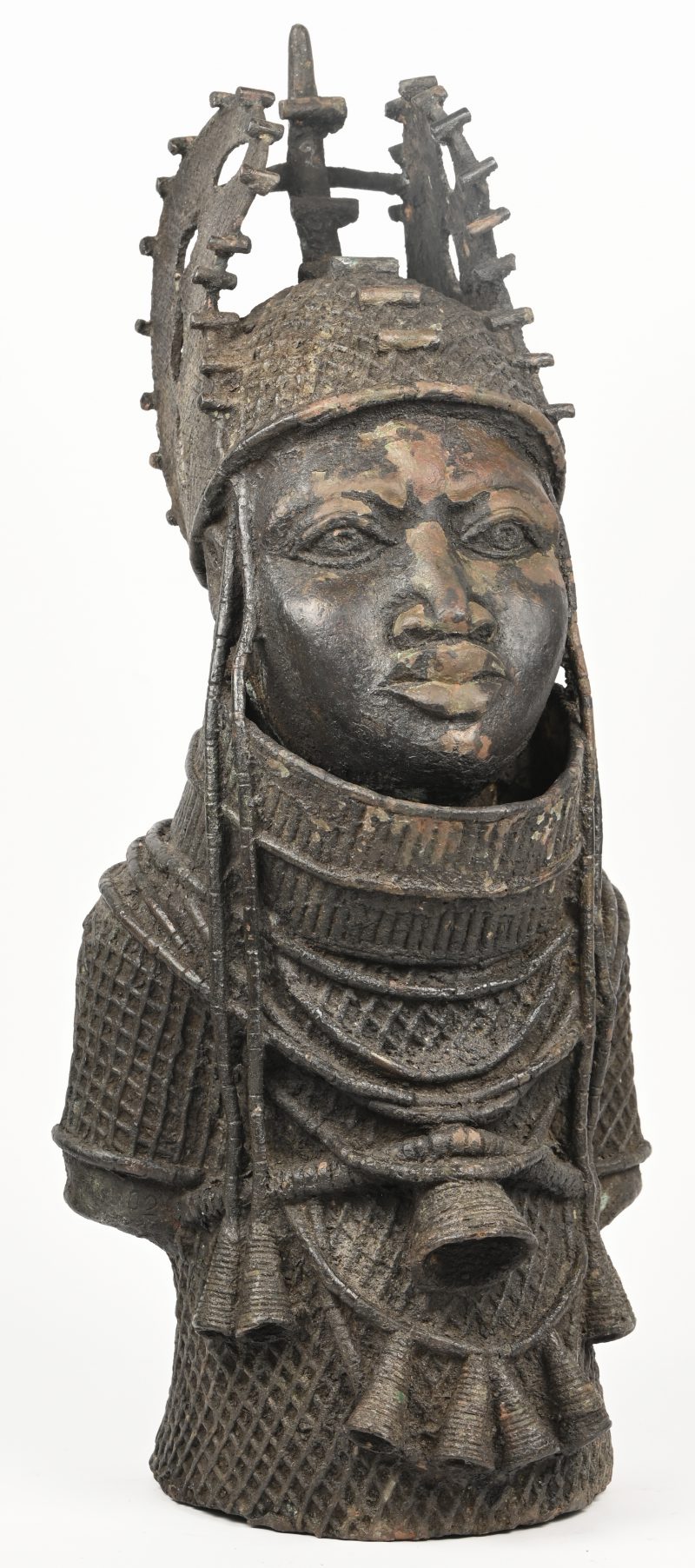 Een brons gesculpteerd Benin-hoofd. Vermoedelijk Oba Ife. Medio 1960.