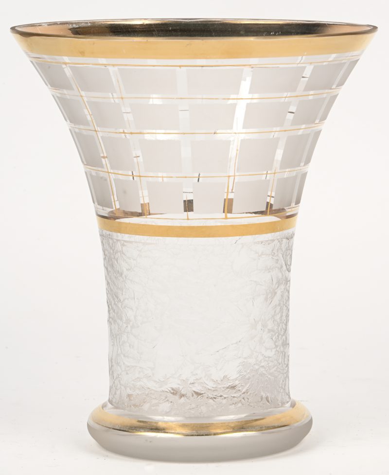 Een vaas in Booms glas ontworpen door Paul Heller.