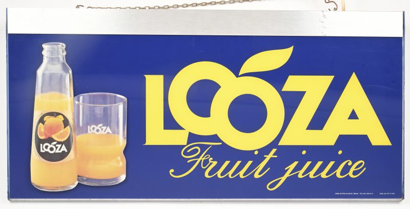 Een vintage Looza Fruit Juice lichtreclame.