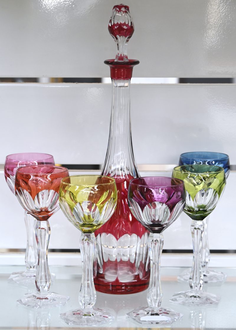 Een gekleurde kristallen karaf set met 6 glazen van Val Saint Lambert.