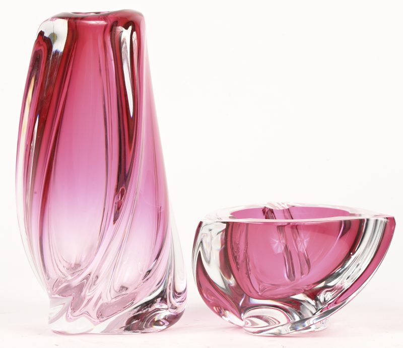 Een lot van 2 stuks Val Saint Lambert uit de tweede helft van de vorige eeuw, een asbak en een vaas, roze gekleurd in de massa.