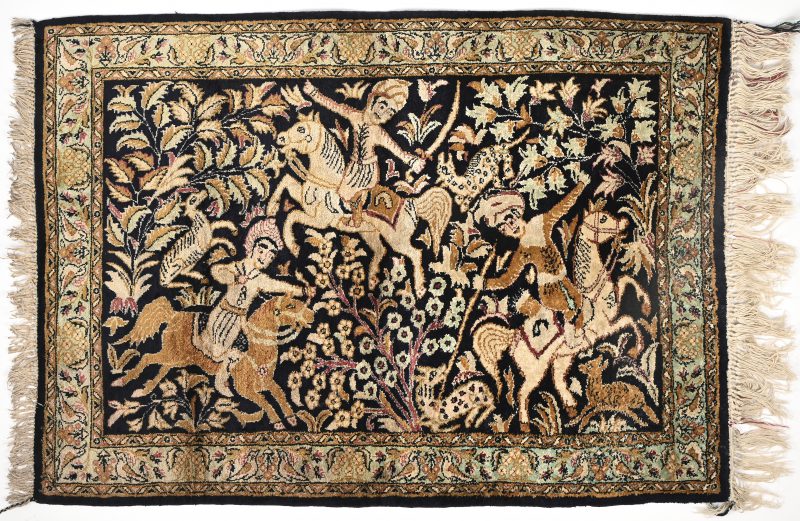 Een Perisch zijden tapijt met jachttafereel.