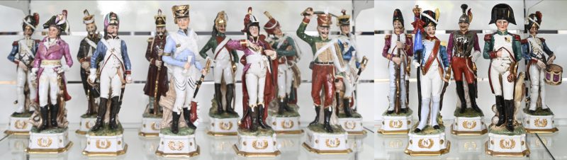 Een lot van 15 Napoleontische soldaten van polychroom porselein. Eén met herstelling.
