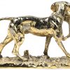 “Jachthond met buit”. Een verguld bronzen beeldje van een hond met haas in bek.