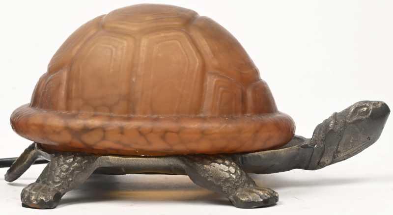 Een tafellamp in de vorm van een schildpad in messing en glaspasta.
