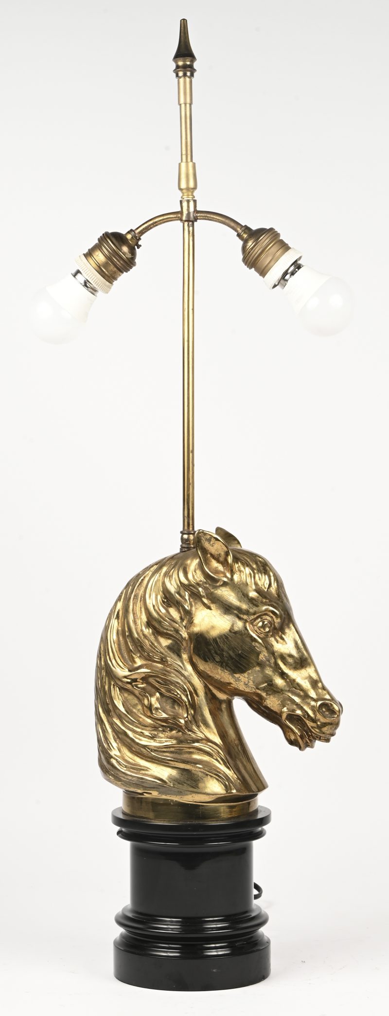 Een lampvoet in de stijl van Maison Jules/Charles met een marmeren sokkel en daarop een messing paardenhoofd.