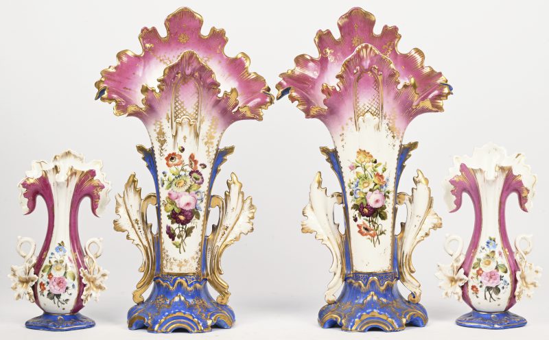 Een lot van 4 Frans porseleinen vazen, stijl vieux Paris, met schilfer en herstellingschade.