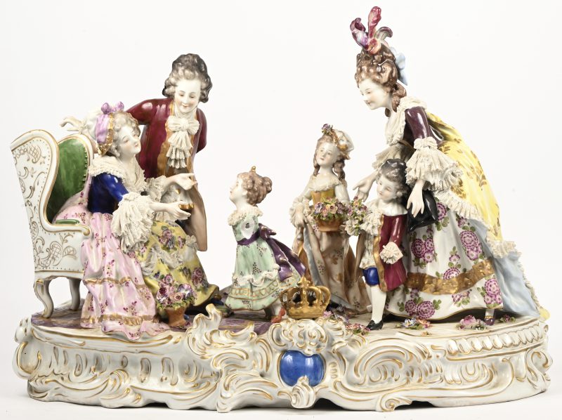 “La fête des grands-mères”. Een Duits porseleinen beeld met enkele armpjes aan figuren manco.