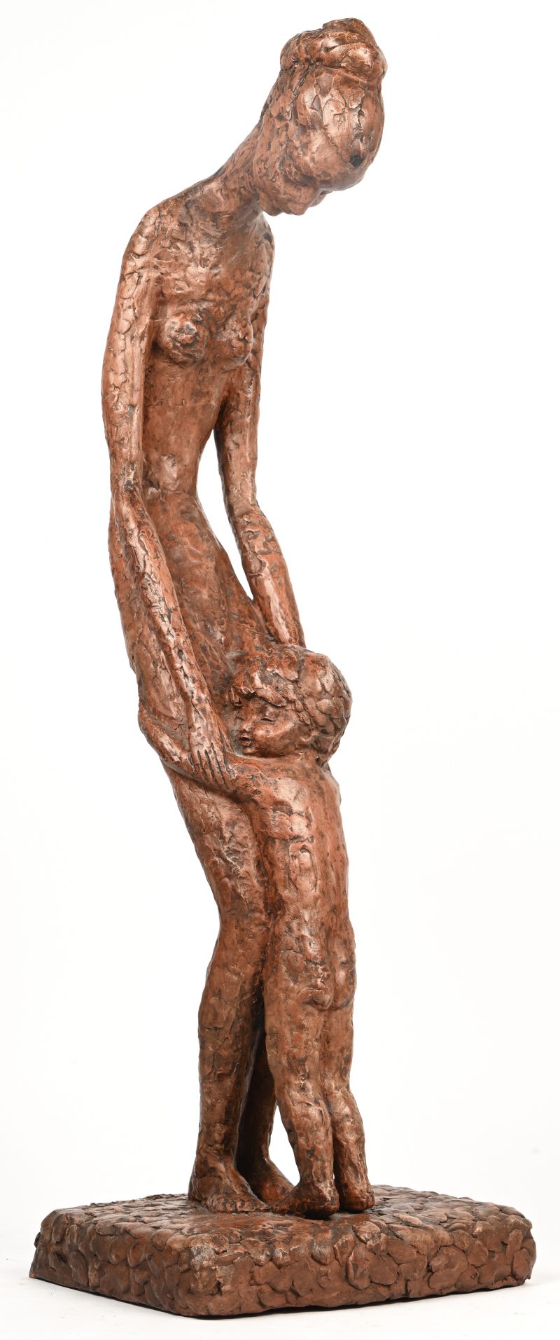 “Moeder met kind”. Een terracotta gesculpteerd beeld. Onderaan gesigneerd. Vermoedelijke nummering “8/12”.