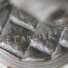 “La bonne recette”. Een bruingepatineerd bronzen beeld naar het werk van Emile Carlier.