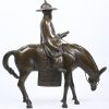 “Toba on his mule”. Een brons gepatineerd beeld van een Aziatische ruiter op ezel, met perkament in hand.
