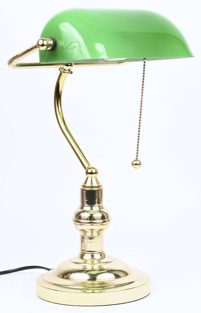Een goudkleurige bureaulamp met groene kap.