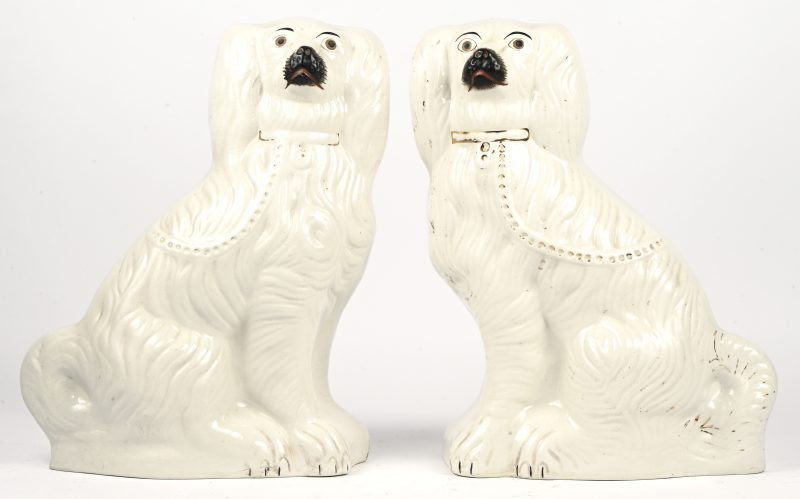 Een paar Staffordshire honden van meerkleurig aardewerk.