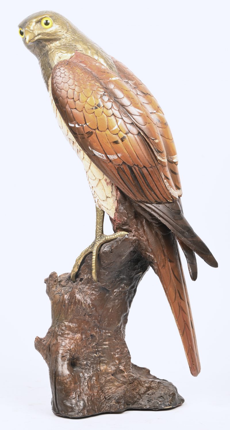 Een uit kunststof gesculpteerd beeld van een roofvogel. Gemerkt Malevolti Italy.