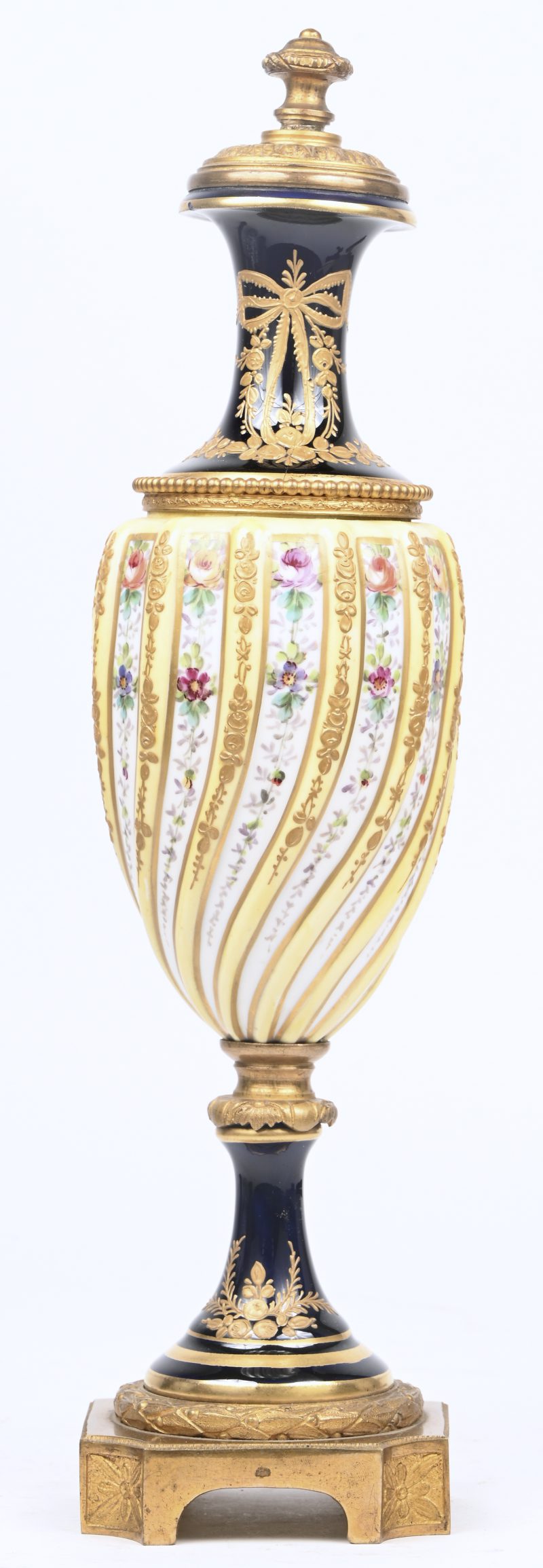Een Sevres stijl porseleinen siervaas. Vermoedelijk als lamp voorheen.