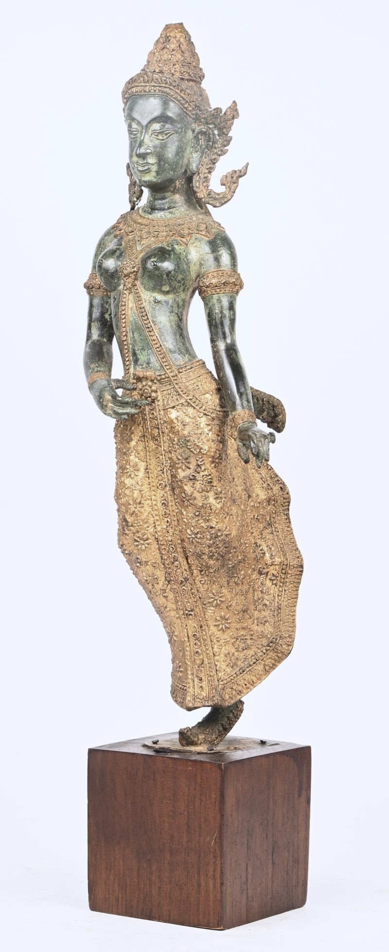 “Oriëntaalse danseres”. Een brons gesculpteerd beeld op houten sokkel. Puntje hoofddeksel afgebroken.