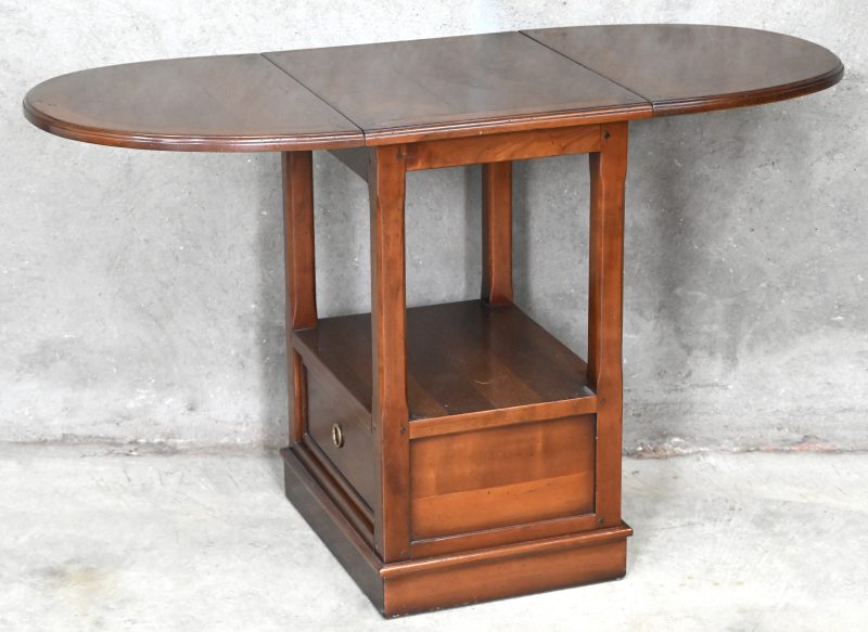 Een houten klaptafel, verrijdbaar met 1 lade onderaan.