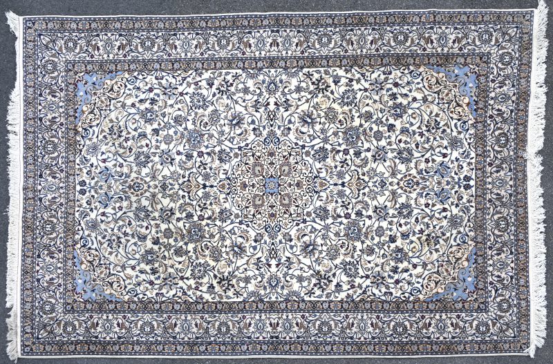 Een handgeknoopt Perzisch tapijt, provenance Nain, genummerd A 734.