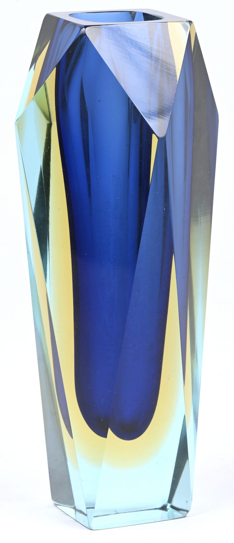 Een glazen midcentury facet-geslepen Murano Sommerso vaas, 2 tinten blauw en geel.