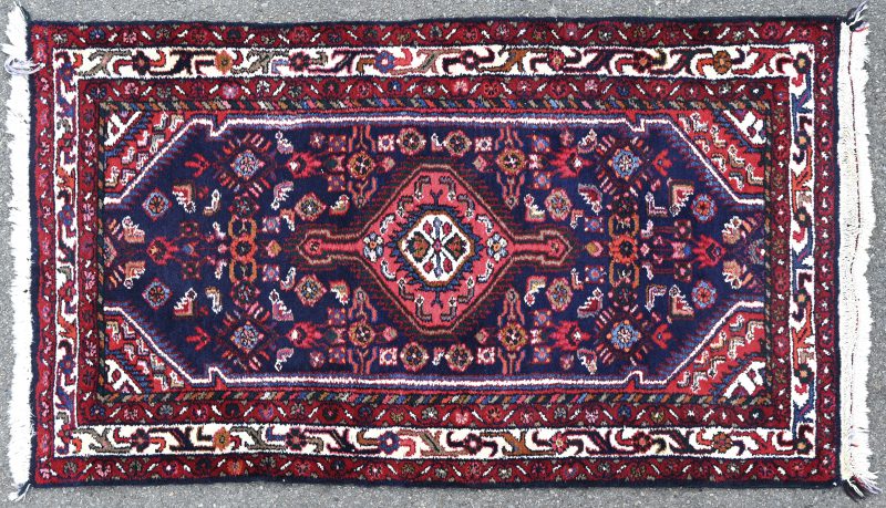 Een Perzisch handgeknoopt wollen tapijt.