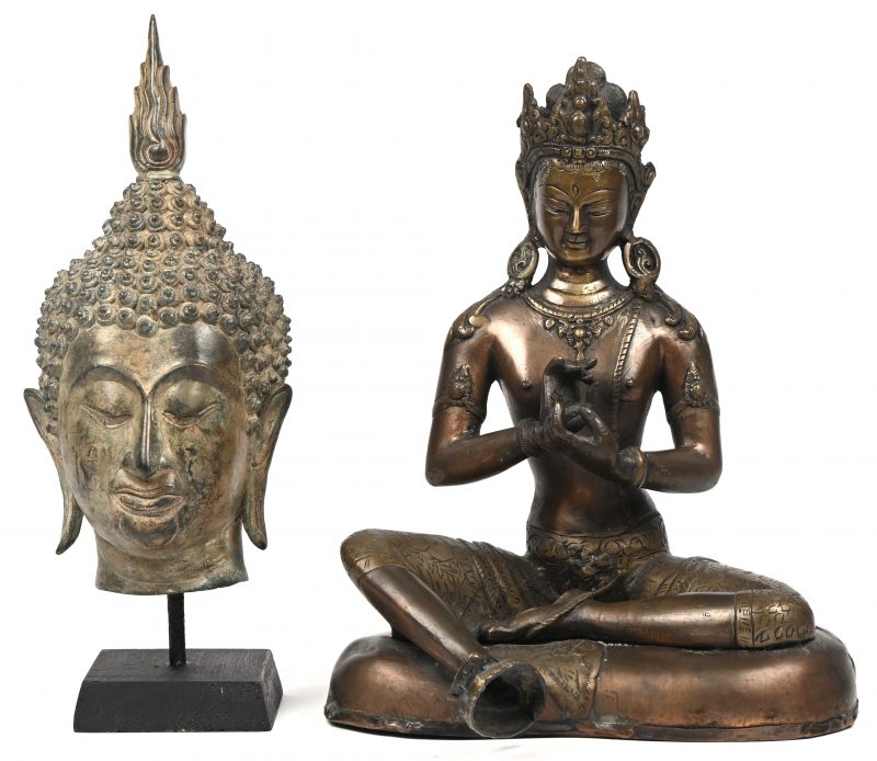 Een Zuid Oost Aziatisch bronzen beeldje van een zittende Boeddha en een Boeddha hoofd.