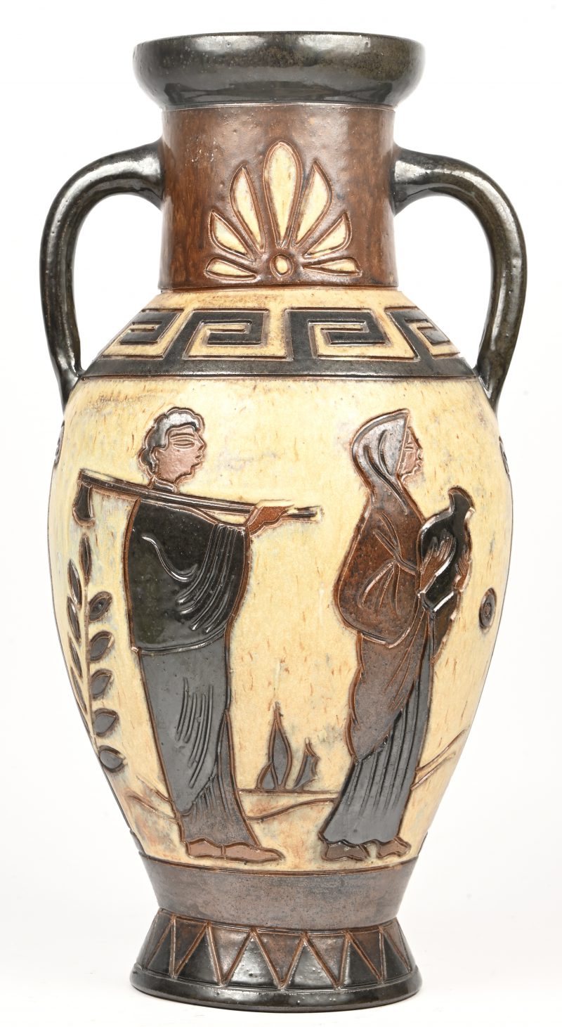 Een Guerin vaas met oud Mediterraanse tafereel in het reliëf gesculpteerd. Germerkt Dubois.