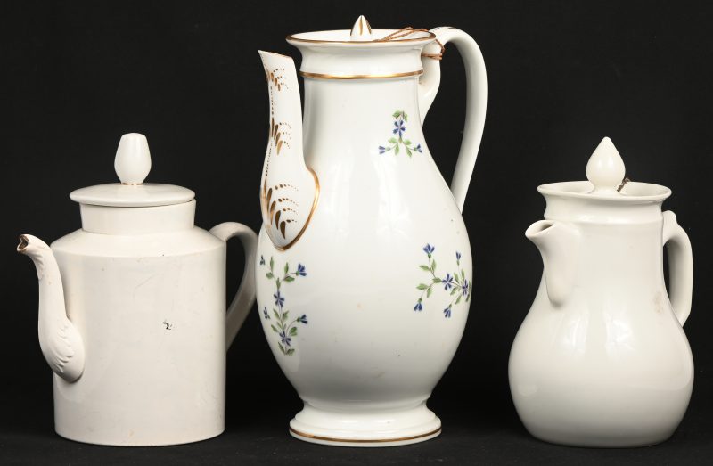 Een lot van 3 wit porseleinen thee en koffiekannen, waarvan de grootste met vergulde details en bloemdecor.