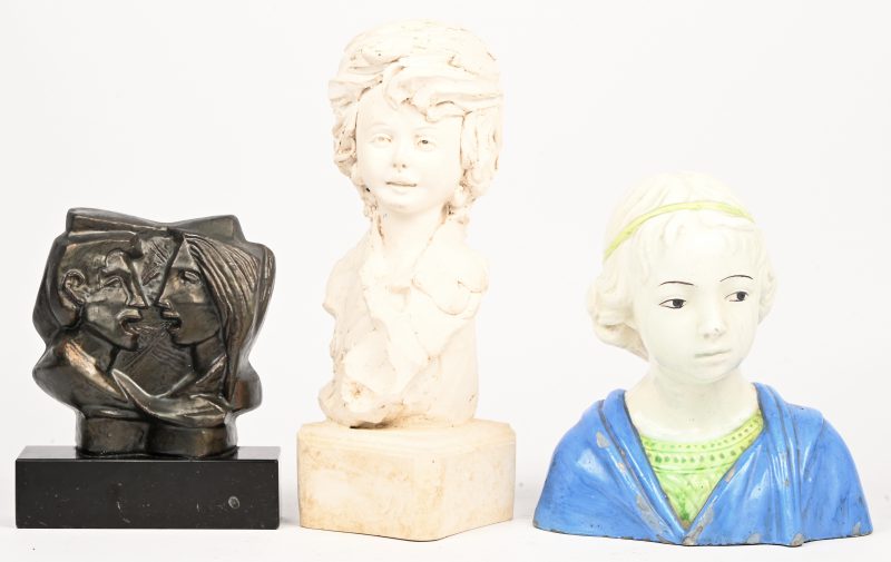 Een lot van 3 bustes en portret beelden uit porselein, kunststof en aardewerk op marmer.