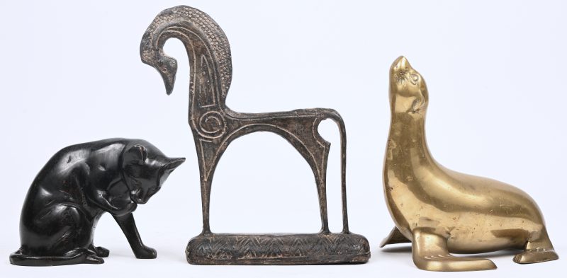 Een lot van 3 messing en metalen beeldjes van dieren, bestaande uit paard, kat en zeehond.