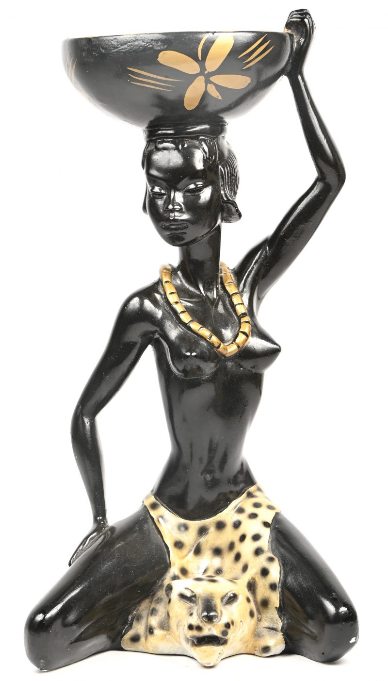 Een aardewerken beeld van een Afrikaanse vrouw.