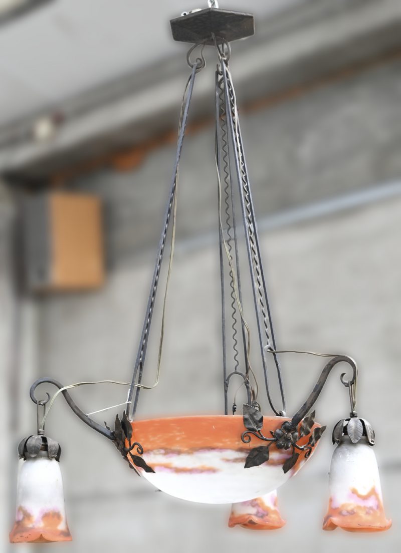 Een Art Deco glaspasta hanglamp met 1 coupe, 3 blakers, gesigneerd Muller Frères.
