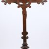 Een neogotisch kruisbeeld van gebeeldhouwd eikenhout.