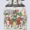 Een balustervaas van veelkleurig aardewerk, met decor van krijgers, monochrome draken op de schouder en dito fo-honden als oren. Omstreeks 1900. Onderaan gemerkt.