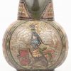 Een bolle aardewerken kruik, met veelkleurig decor naar de Renaissance, met draken en een wapenschild. Onderaan gemerkt en genummerd.