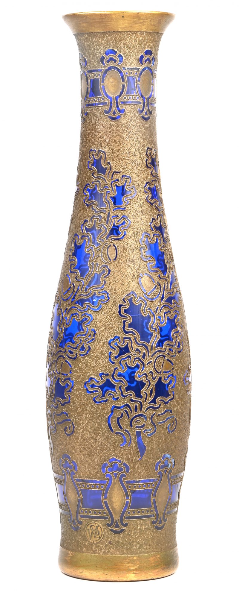 Een art nouveau vaas van blauw glas in koper gevat met floraal motief. Omstreeks 1900. Gemerkt. Bovenrand glas gebroken en gelijmd.