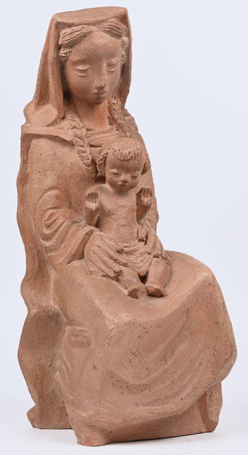 Een Madonna met Kind van terracotta. Jaren vijftig.