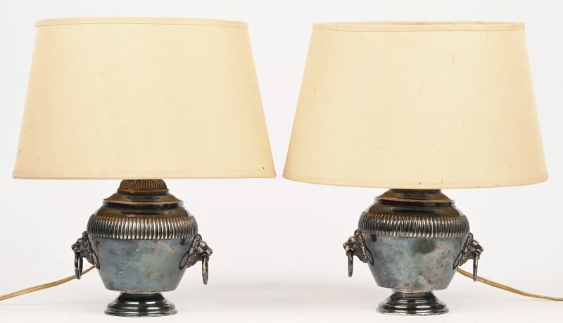 Een paar tafellampjes in George I stijl van verzilverd metaal. Oorspronkelijke elektrische bedradign en lampenkappen. Gemerkt.