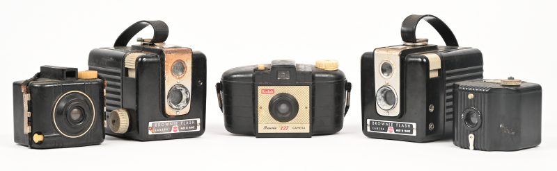 Een lot van 5 oude bakelieten ‘Brownie’ cameras waaronder 2 Baby Brownies , 2 x de Brownie Flash en een Brownie 127.