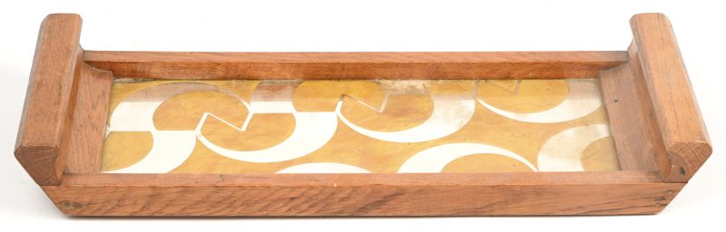 Een klei Art-Deco dienbladje in hout met spiegelblad met Deco vormen.