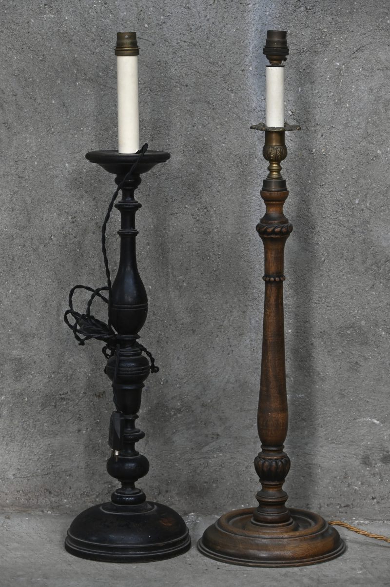 Twee houten lampenvoeten.
