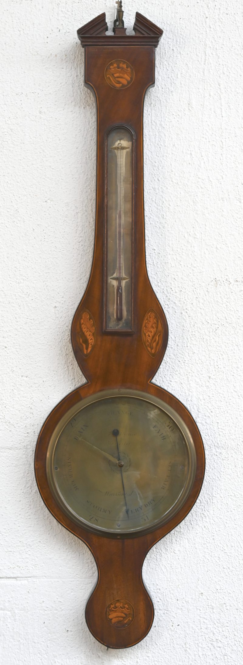 Een notenhouten banjobarometer, gemerkt A Cattaneo, Worcester warranted. Tijdperk Edward VII.