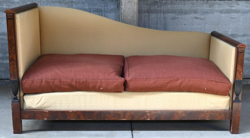 Een Art Deco chaise longue, met 2 bruine kussens, opnieuw gestoffeerd door Vandervoort Mol.