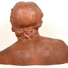 Een buste in terracotta met schilferschade onderaan .Achteraan gesigneerd.