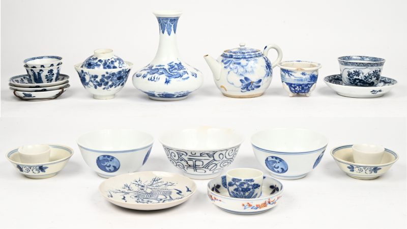 Een lot van 22 Chinees porselein blauw-wit varia, bestaande uit kommetjes, schaaltjes, vaasje.